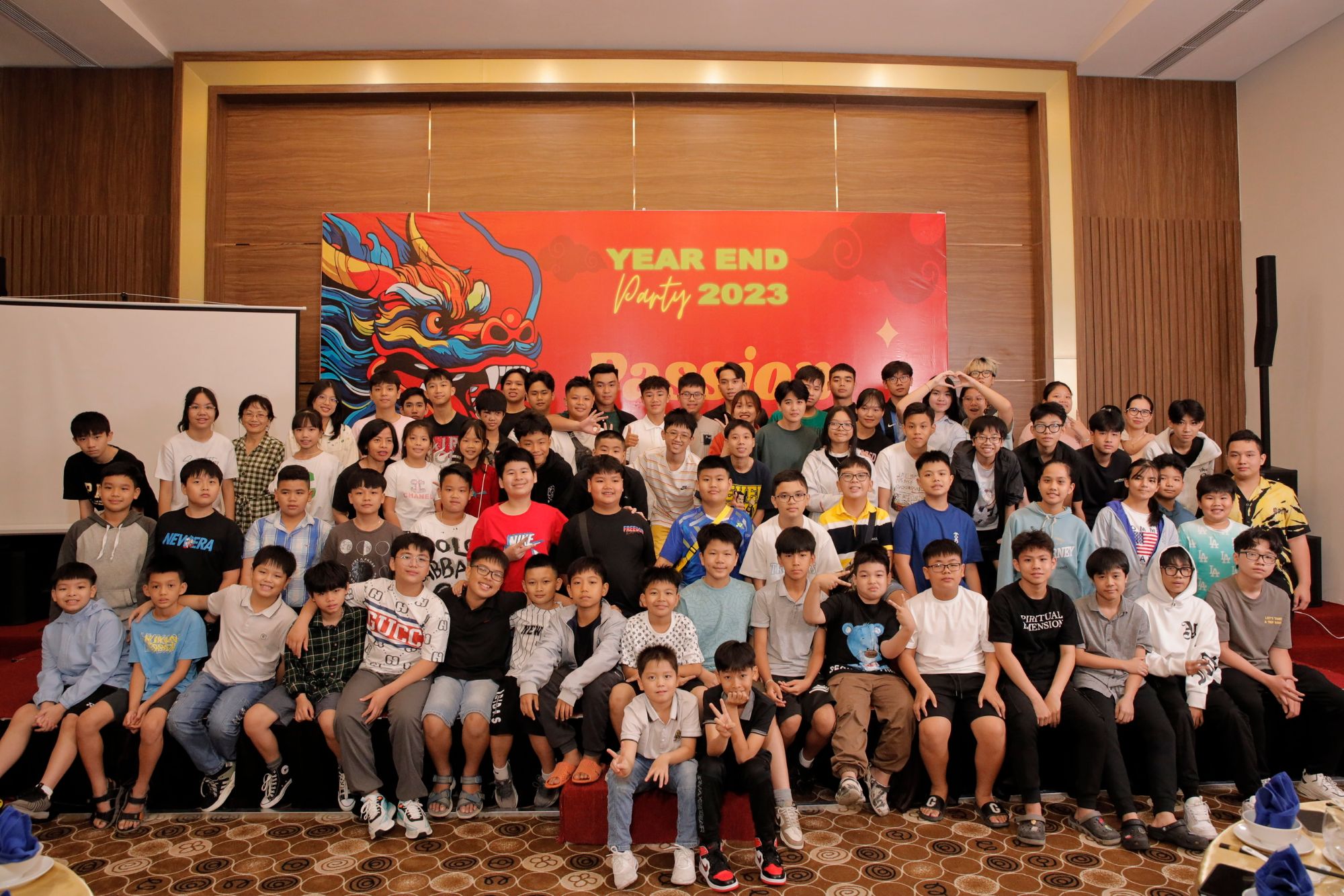 Học viên và phụ huynh Passion chụp ảnh chung tại tiệc tất niên Year End Party 2023
